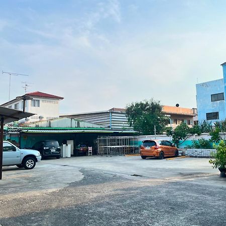Pa Chalermchai Guesthouse Bangkok Bagian luar foto