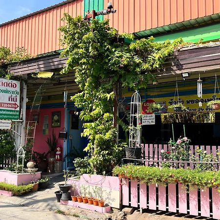 Pa Chalermchai Guesthouse Bangkok Bagian luar foto