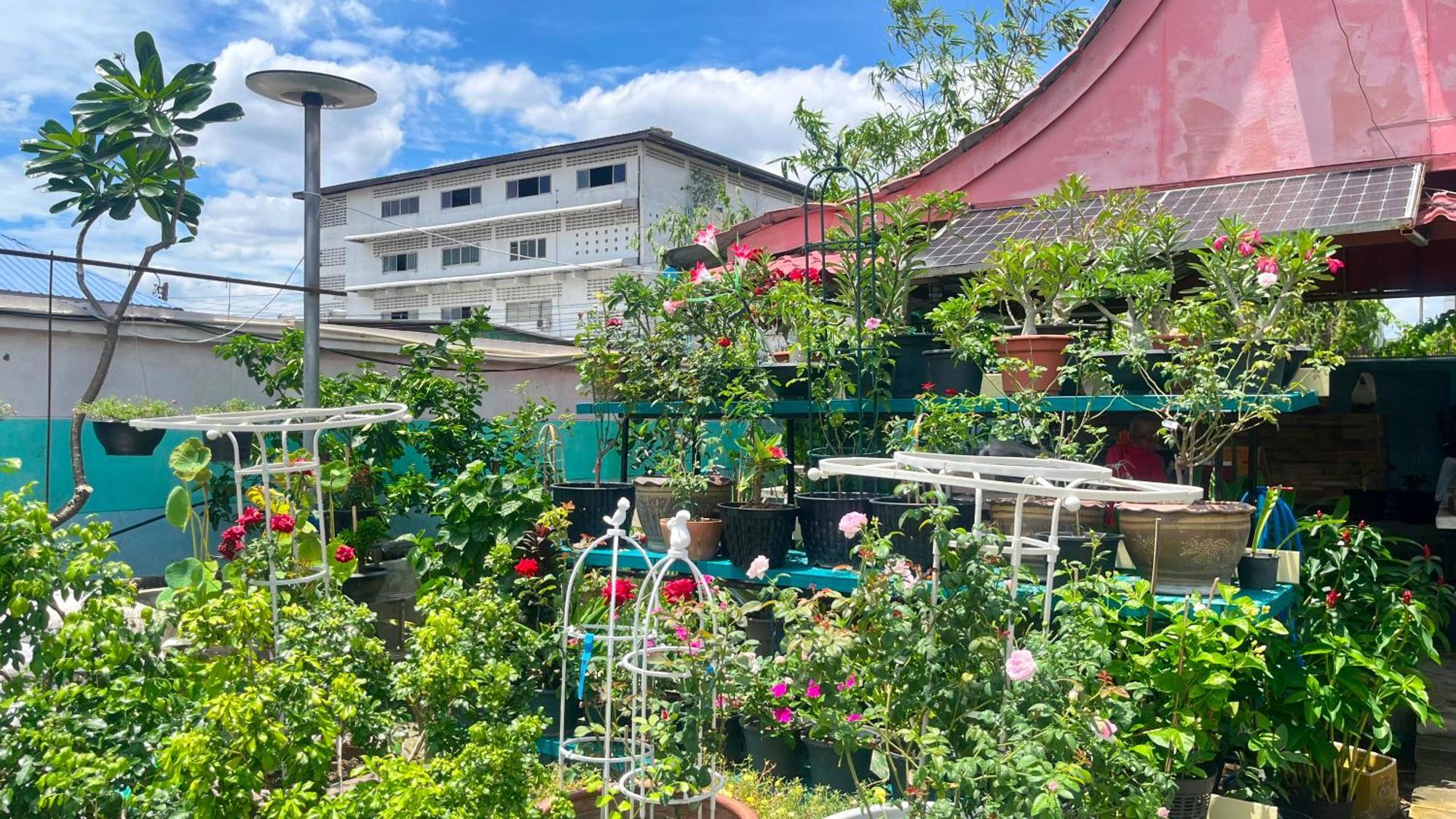 Pa Chalermchai Guesthouse Bangkok Bagian luar foto