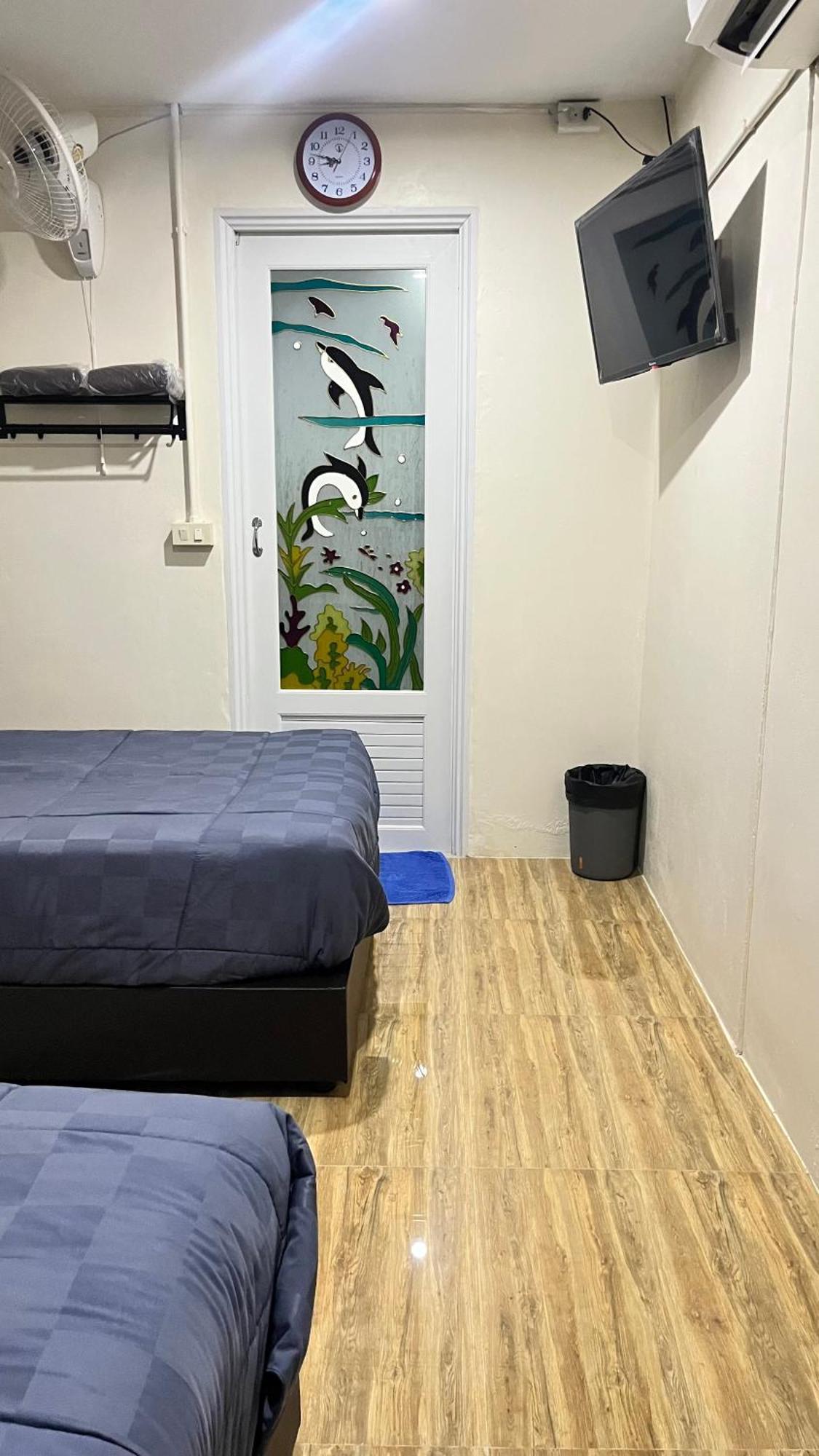Pa Chalermchai Guesthouse Bangkok Bagian luar foto