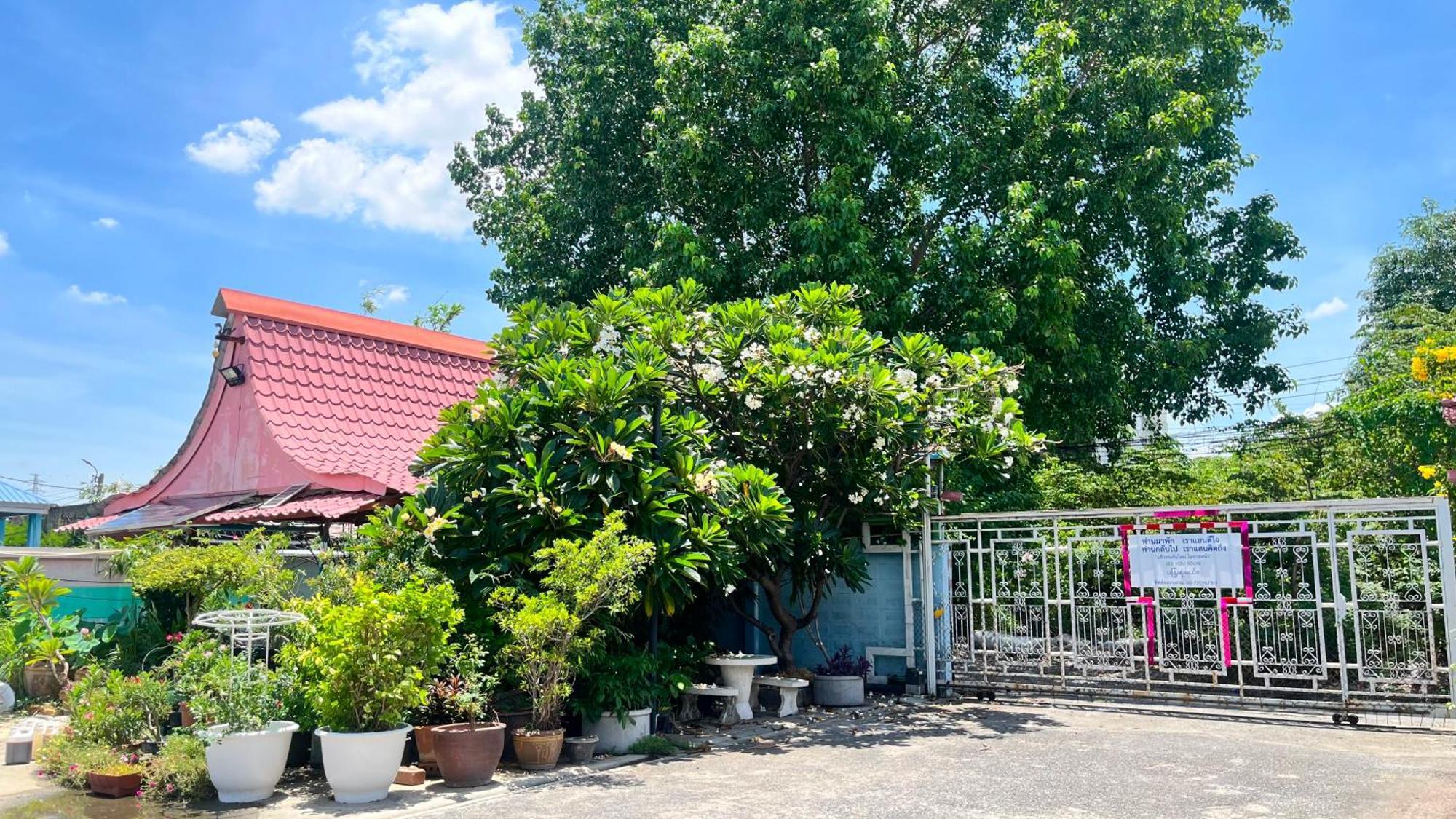 Pa Chalermchai Guesthouse Bangkok Bagian luar foto