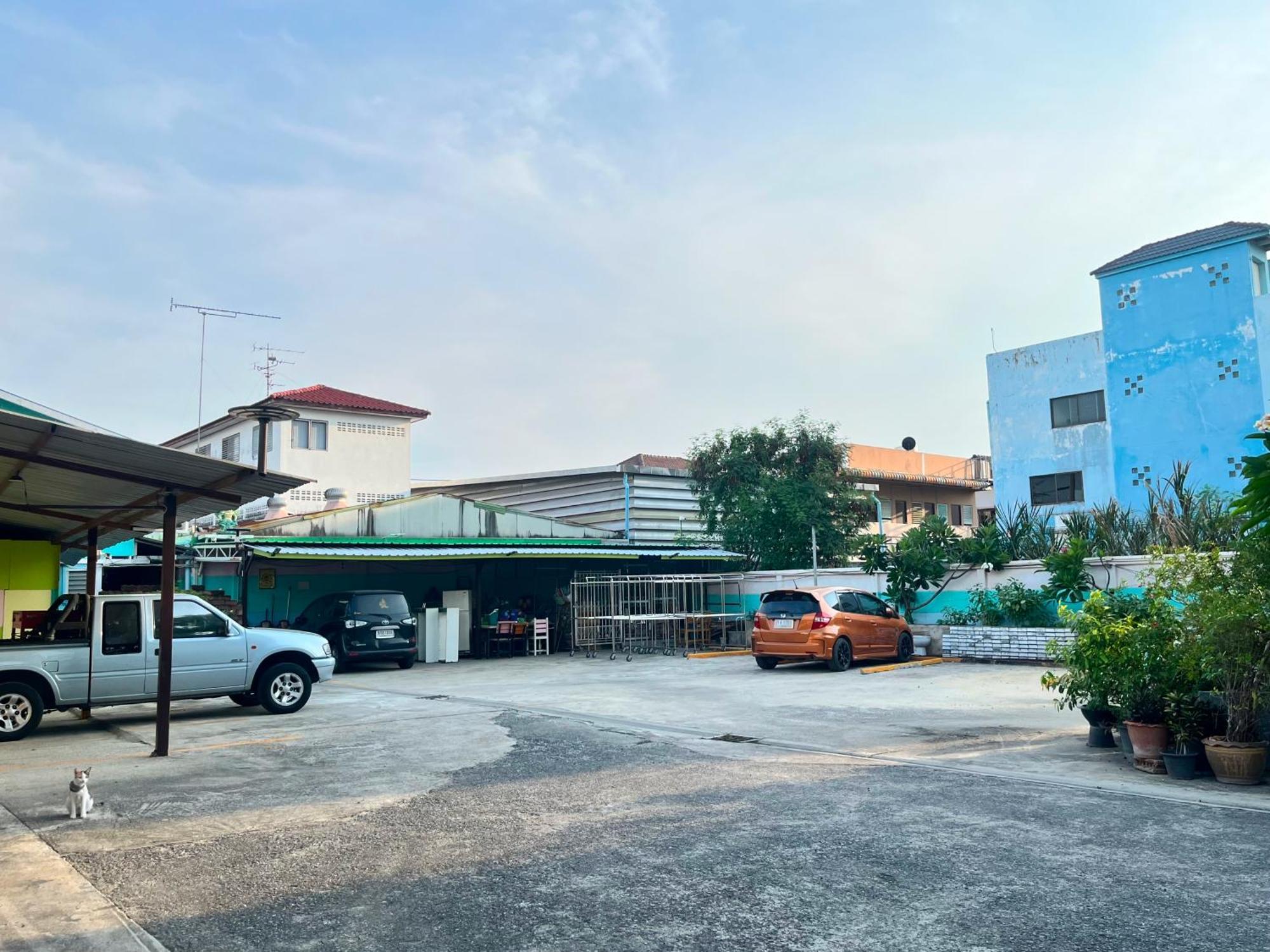Pa Chalermchai Guesthouse Bangkok Bagian luar foto