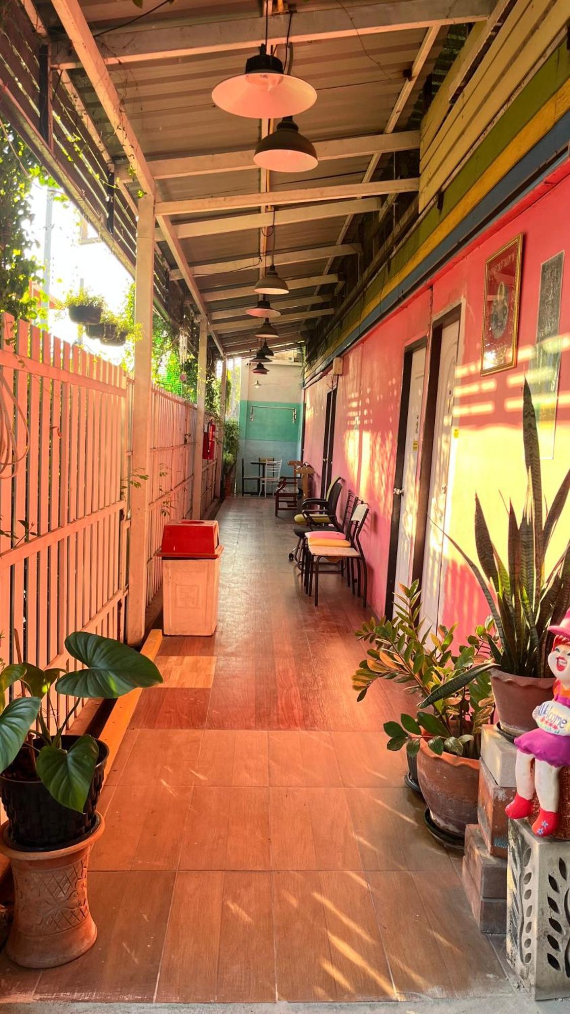Pa Chalermchai Guesthouse Bangkok Bagian luar foto