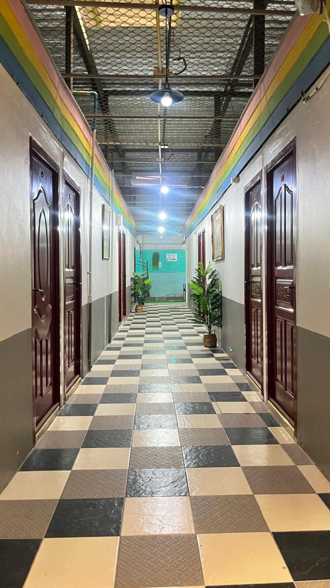 Pa Chalermchai Guesthouse Bangkok Bagian luar foto