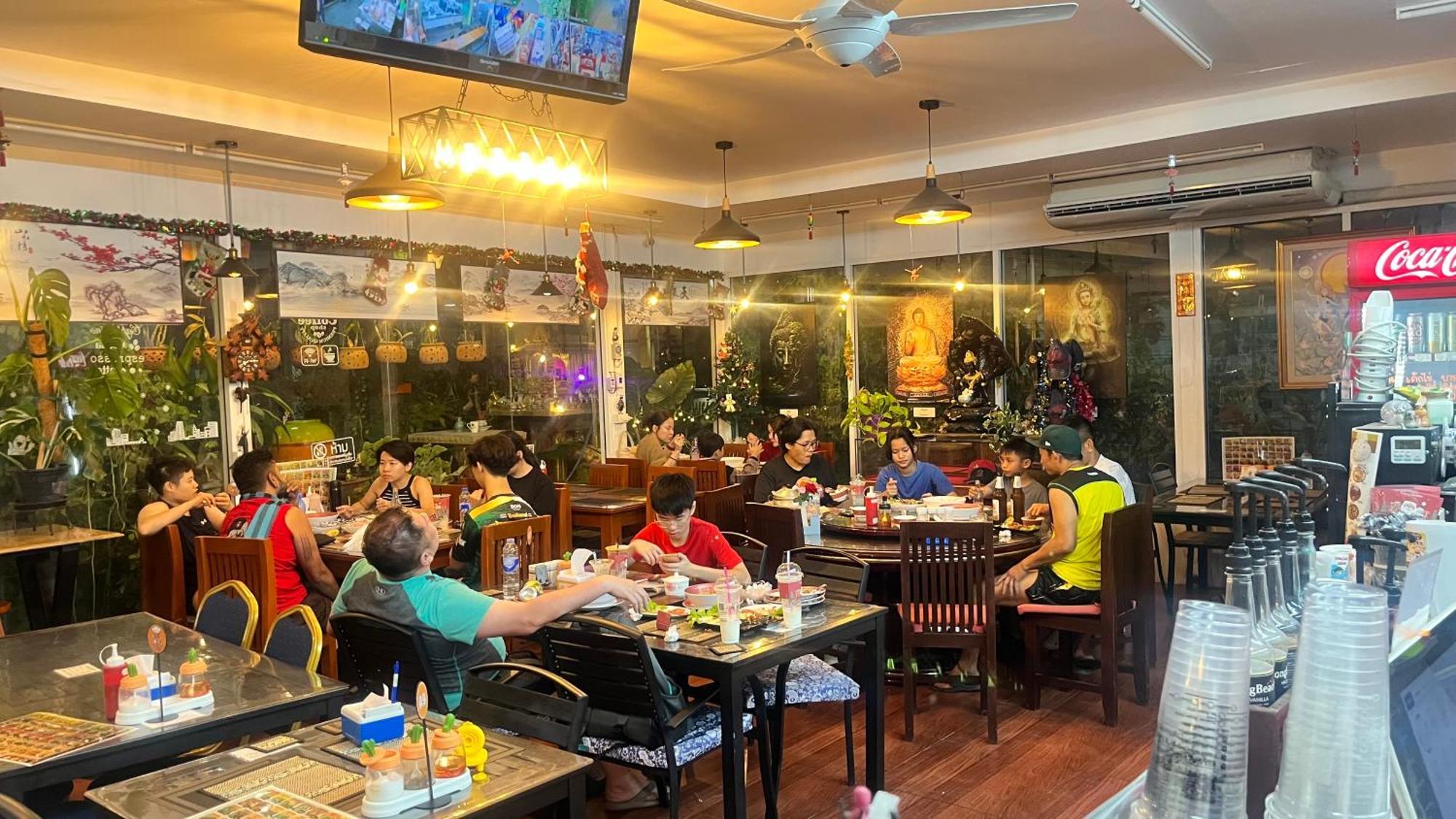 Pa Chalermchai Guesthouse Bangkok Bagian luar foto