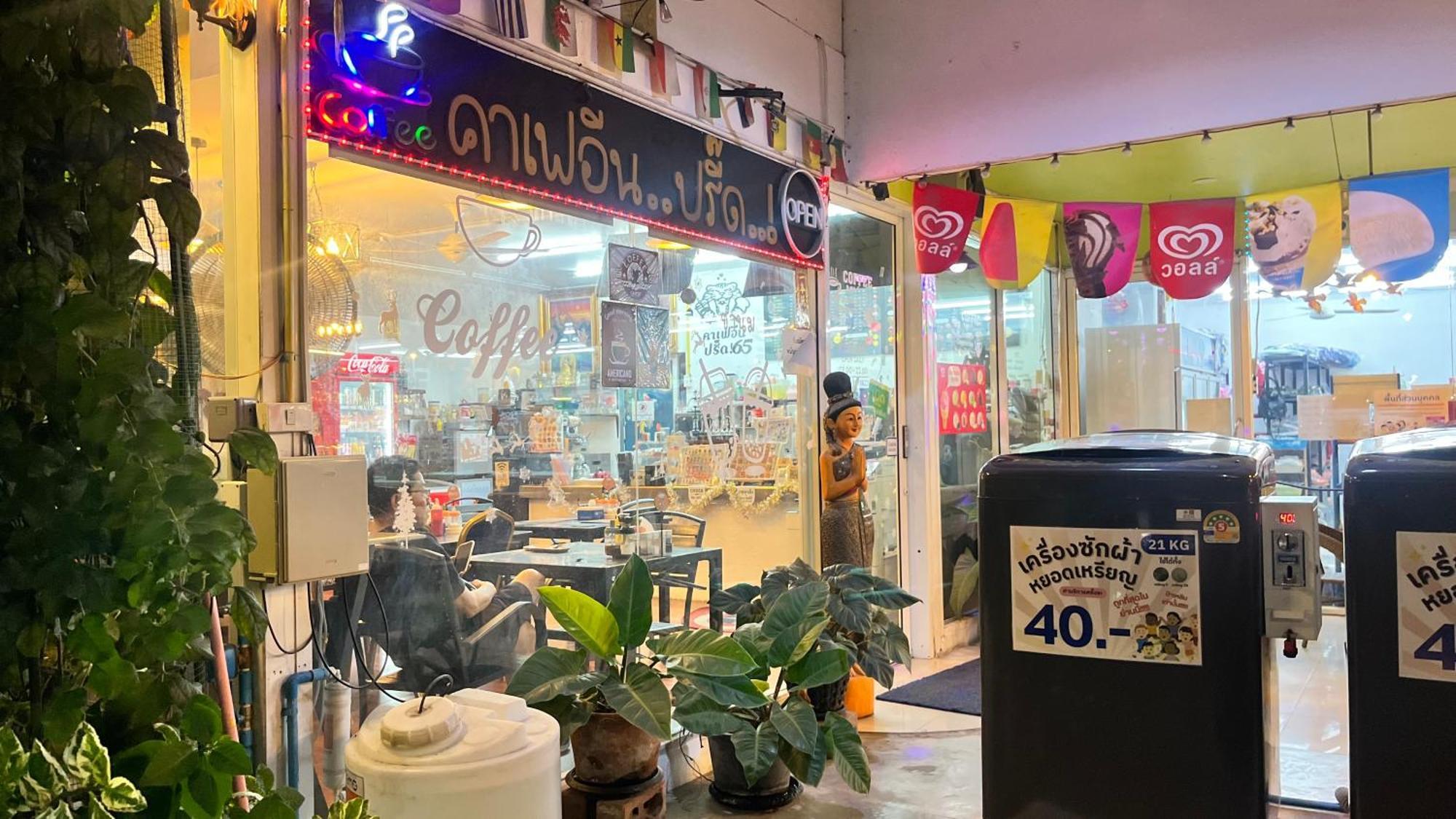 Pa Chalermchai Guesthouse Bangkok Bagian luar foto