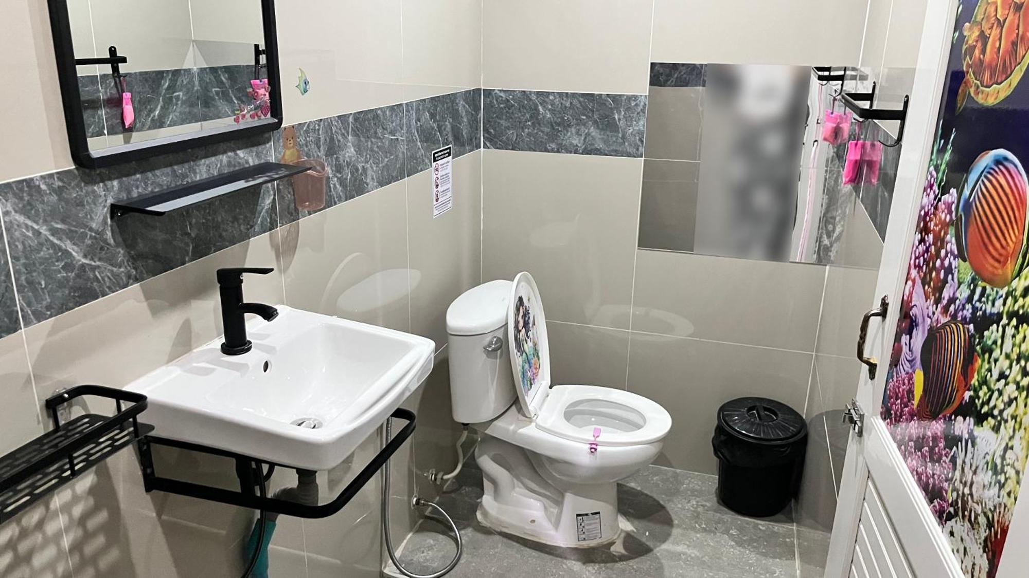 Pa Chalermchai Guesthouse Bangkok Bagian luar foto